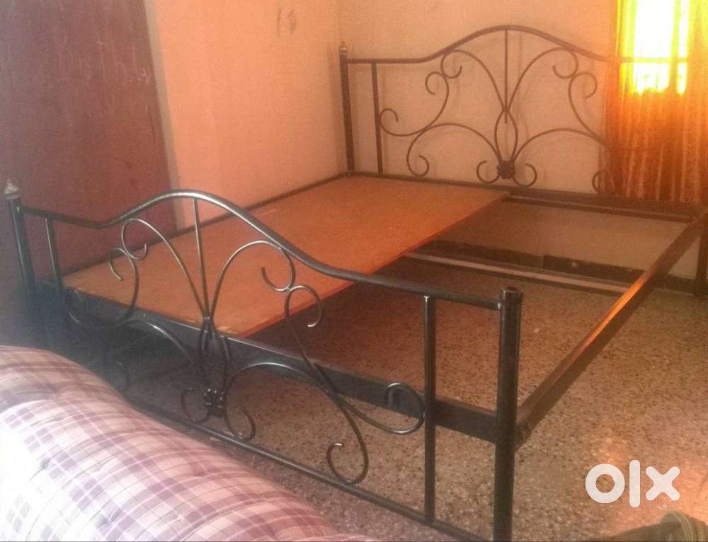 Heavy steel queen Size Bed 6*6.5 ft.