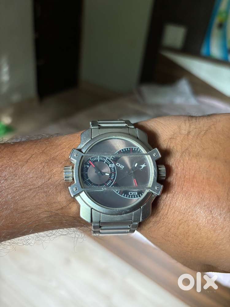 Men Watch Fastrack dual Time , Fit On hand ,looks classy