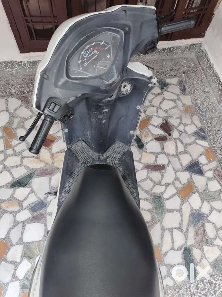 Activa 3g white colour with new ceat tyre New battery New condition