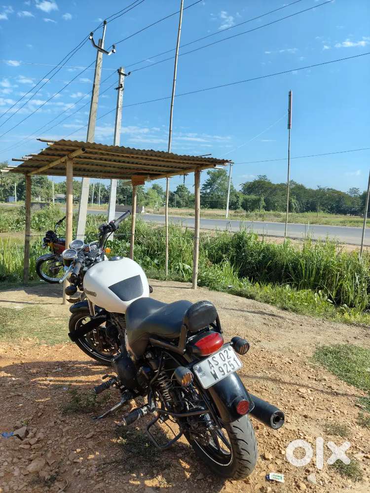 White colour royal Enfield Thunderbird 350x
