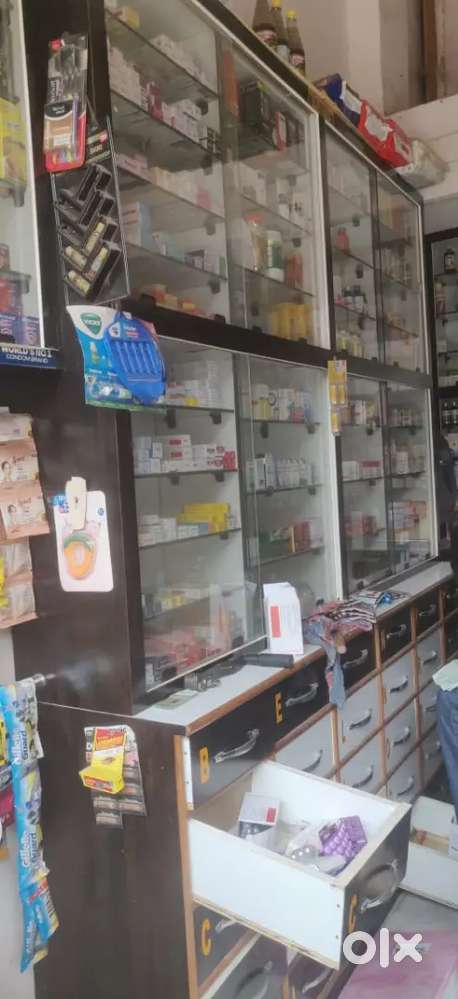 Ek saal purana hai medical furniture