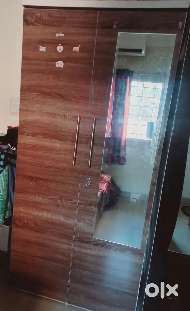 2 अलमारी 1 बेड गद्दे के साथ और 1 चेयर