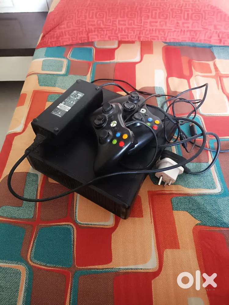 Xbox 360 Slim with GTA 5 and 2 Controllers + 60 Games