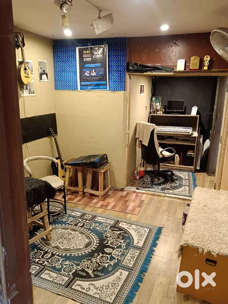 Maharaj bade ke pas colony me front road office/godam bikau