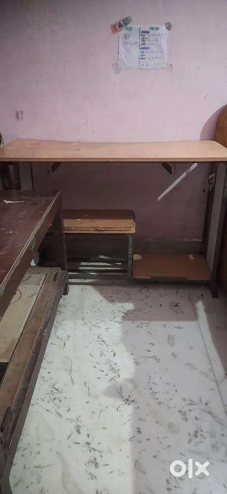 Computer table/ kids study table, aur bench majbut Lakadi se banaa hai