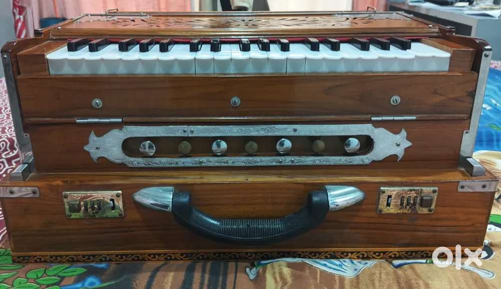 Harmonium with box