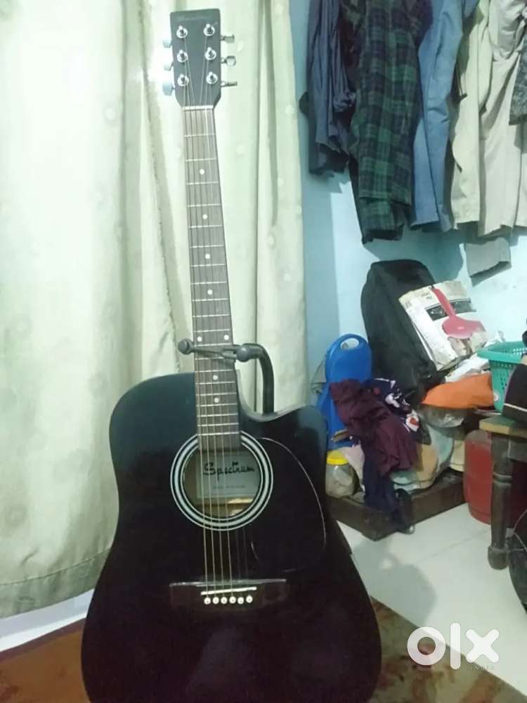 Acoustic guitar for sale just few days old in new condition