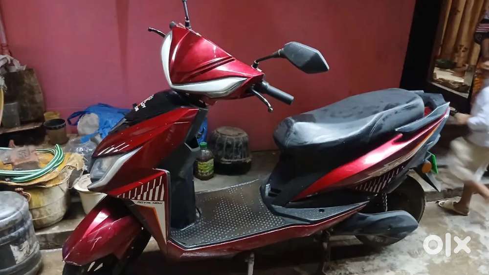 Ready to ride electric scooty