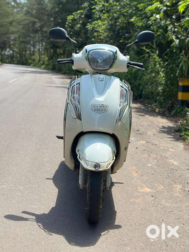 single owner just 24,000 km riden with showroom history