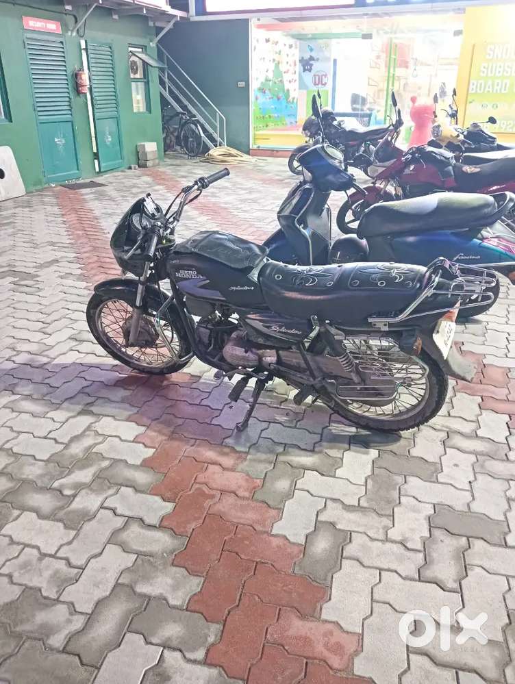 Hero honda Splendor, 2001 model and it's a good condition.dm me