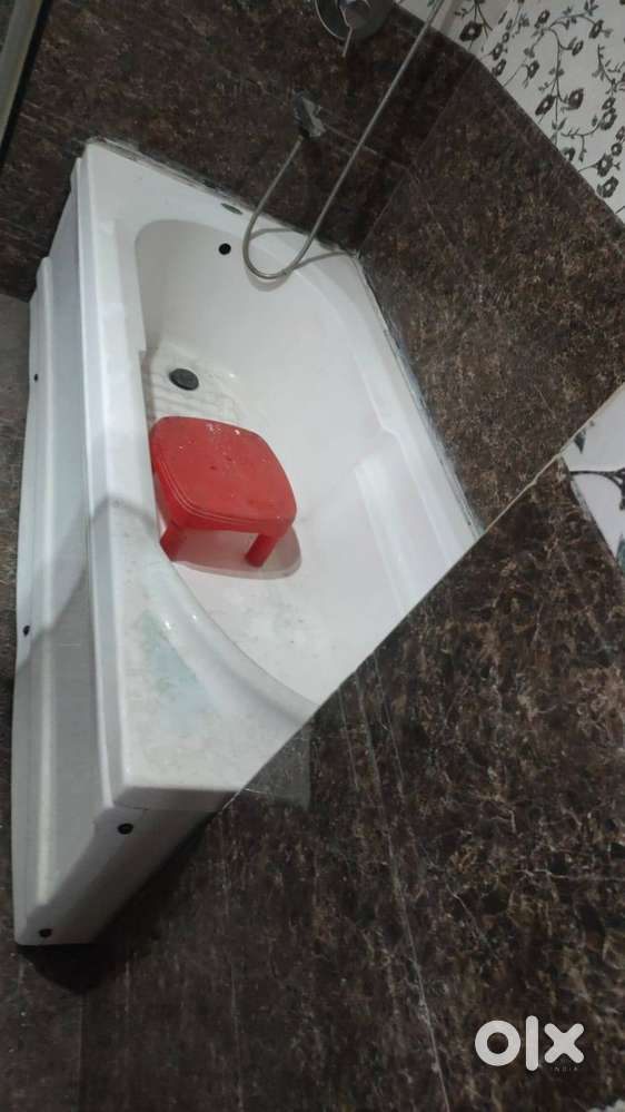 Bath tub white colour