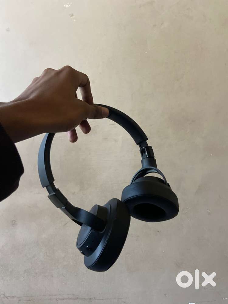 JBL TUNE 760NC headphones