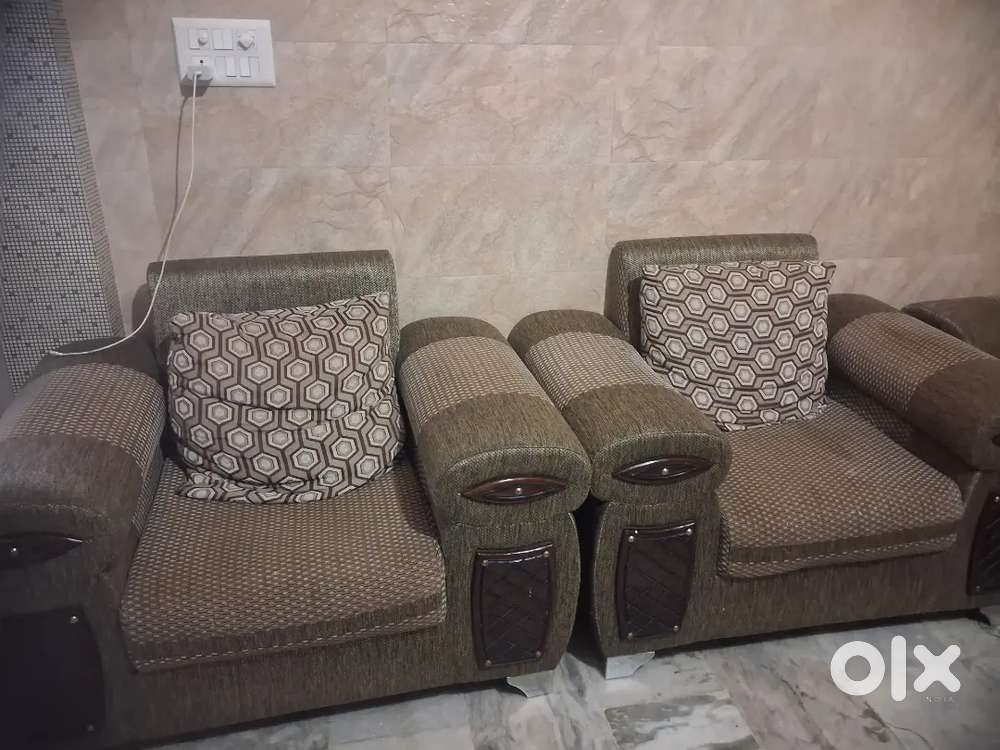 Sofa set 5 seater in very good condition