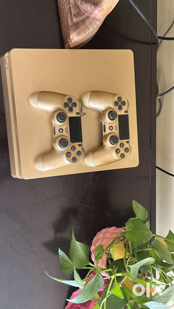 Playstation 4 - limited edition (gold)