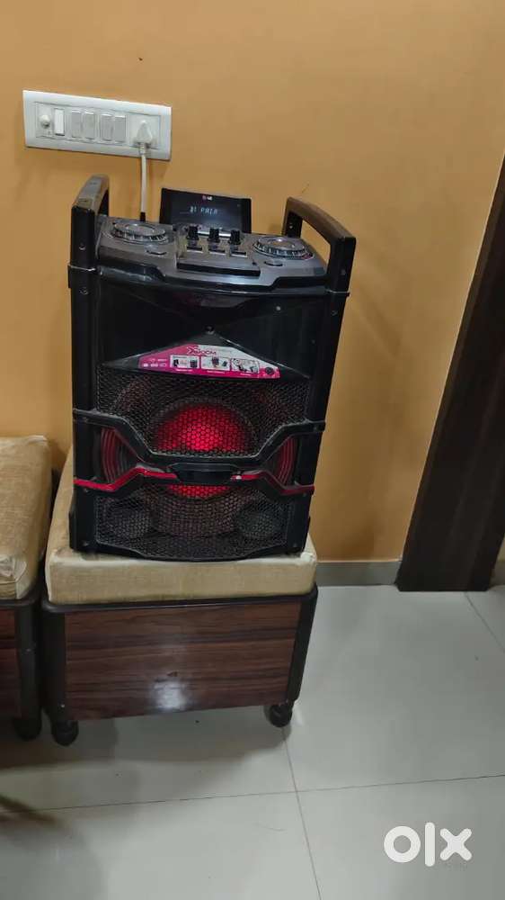 LG BOOMBOX OM5540 WITH TRIPOD STAND@11000