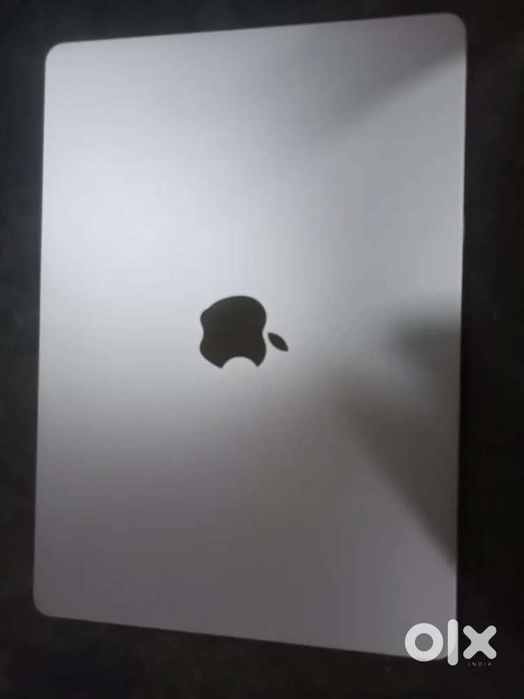 Selling Apple macbook Air M2