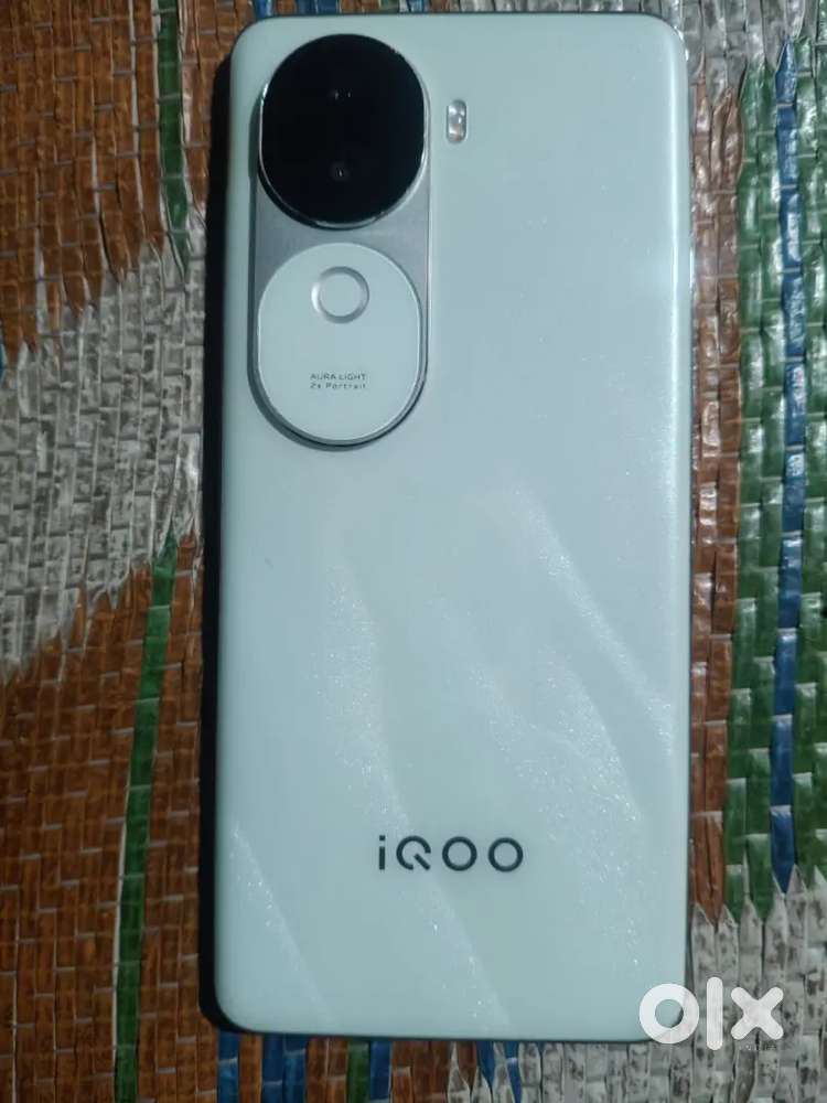iQOO z9s. 8gb ram 128 gb room