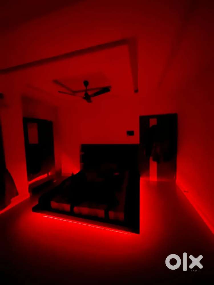 “Stylish Low-Height Bed – Like New!”