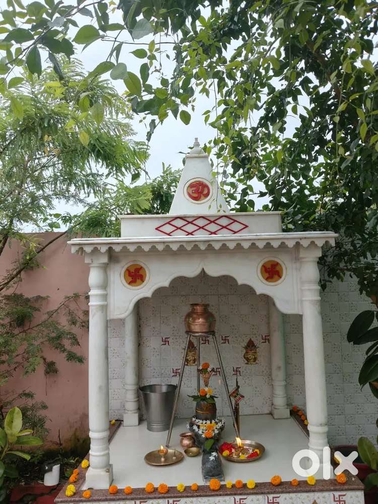 वृन्दावन कॉलोनी मे बेहतरीन मकान बेचना है पीछे खुला आँगन मे शिव मंदिर