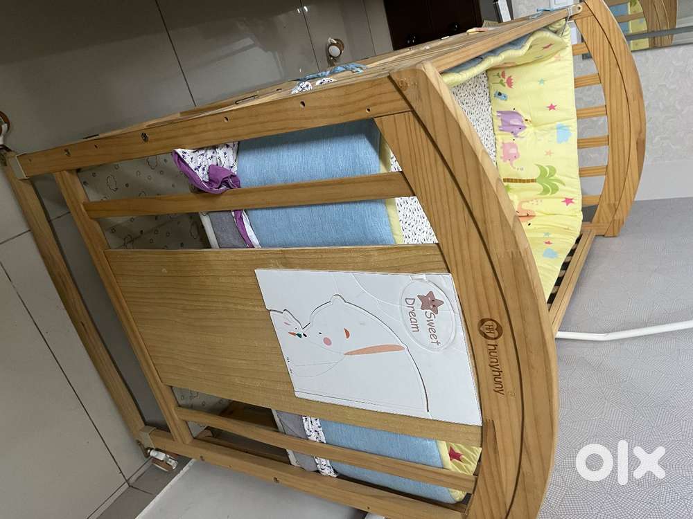 Hunny Hunny Baby Crib with Mattress – Good Condition