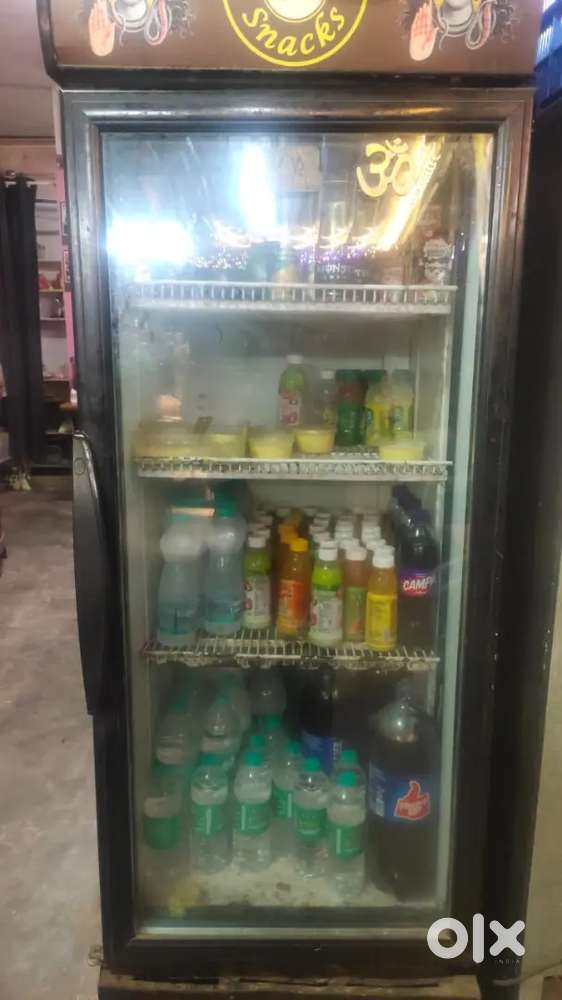 Beverage display refrigerator