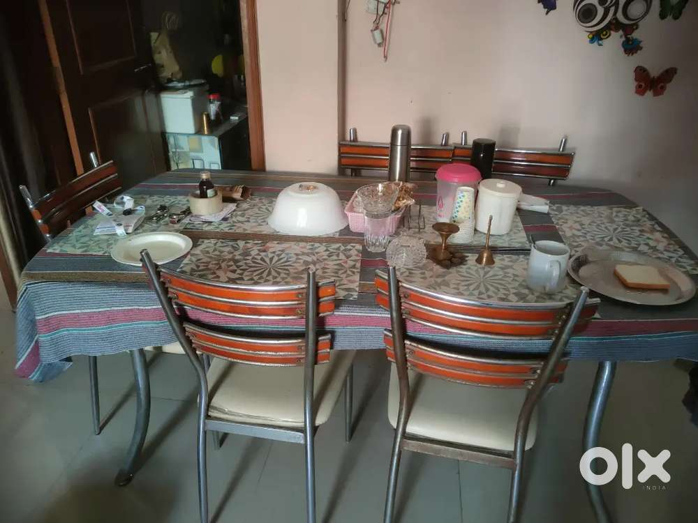 Good condition glass 6 seater dining table for sale