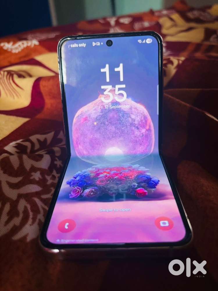 Z Flip 5 condition good