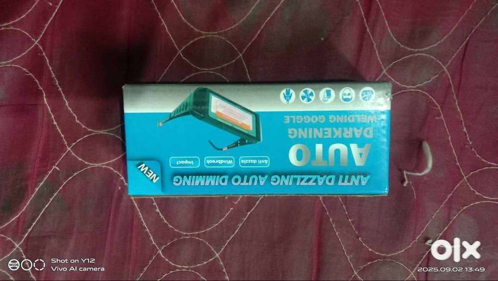 Auto darking welding goggles