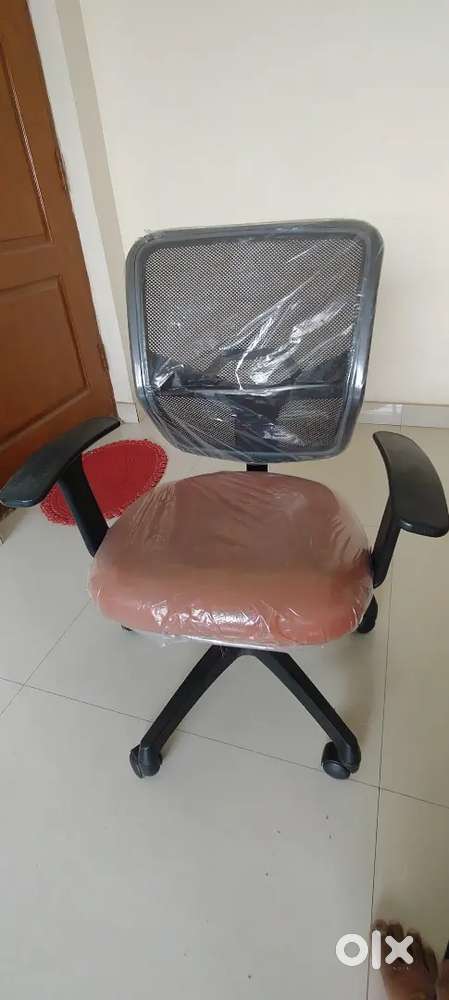 Home work table and chairs