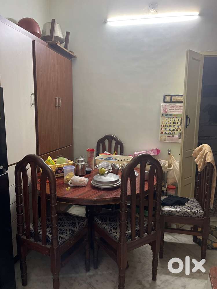 4-seater Wooden Dining Table Good Condition, Dining Table with Chairs.