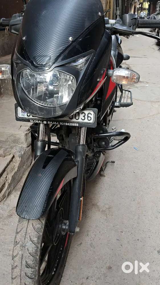 Pulsar 125 Carbon Fibre - Split Seat
Disc Brakes, Alloy Wheels