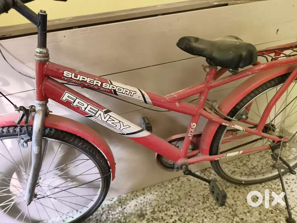 Red colour ki cycle hai