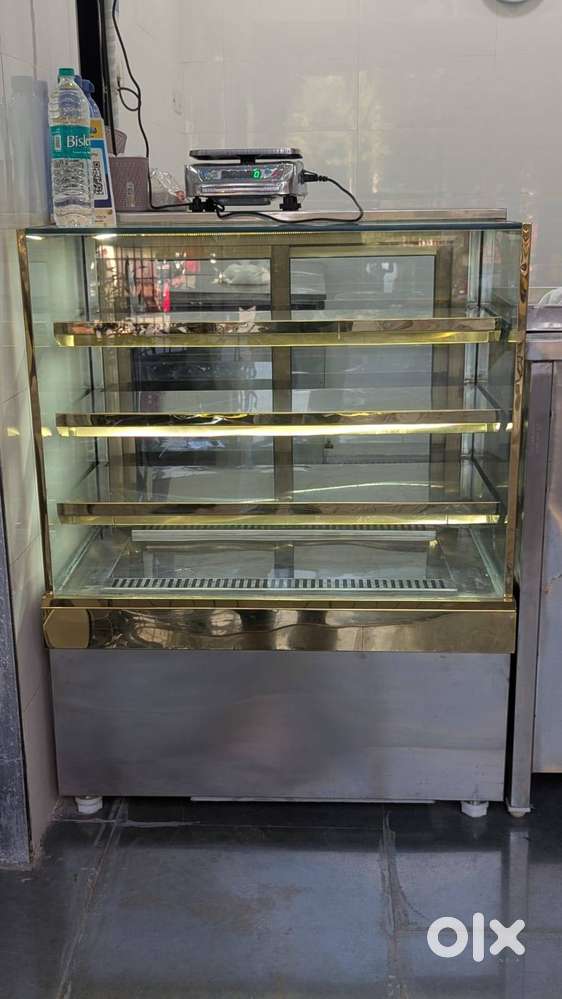 GLASS  CAKE / SWEET  DISPLAY REFRIGRATOR / COLD COUNTER