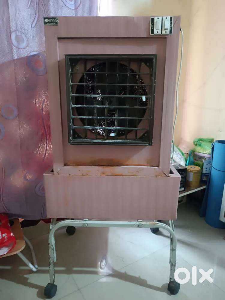 Cooler with stand in Good condition.