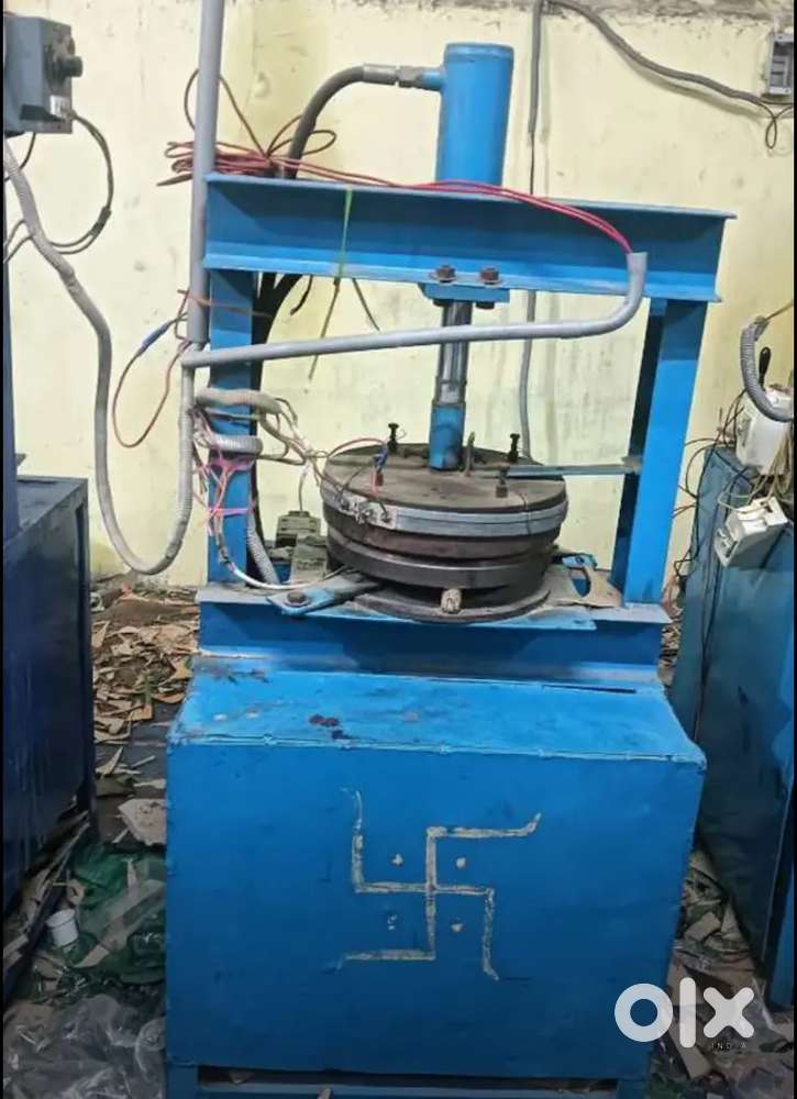 Single die bearing paper plate making machine