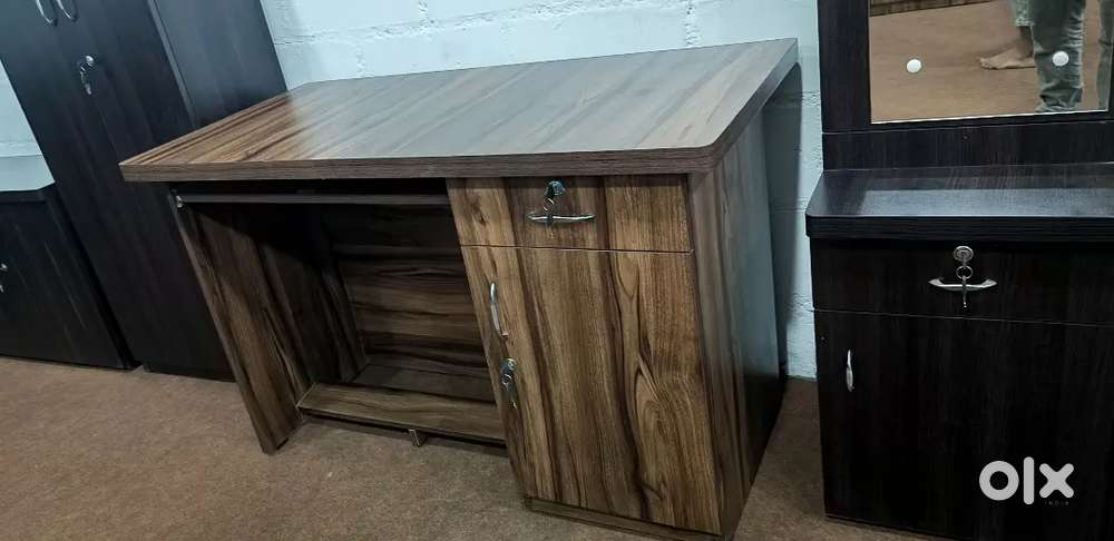 Brand new computer table