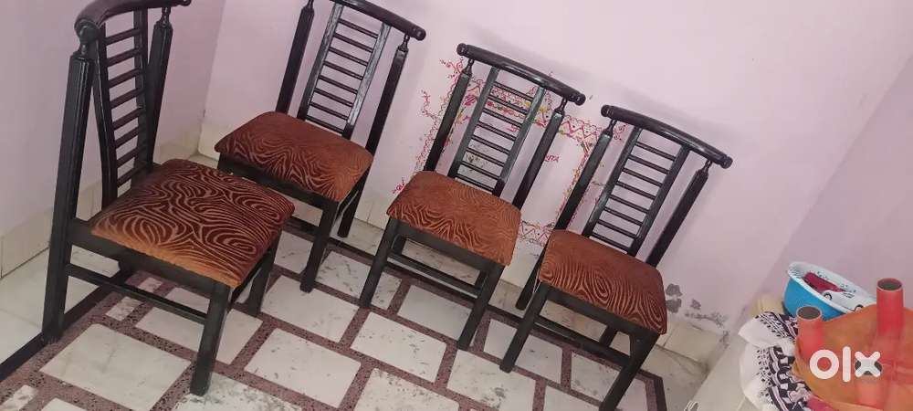 Dining Table with four Chair