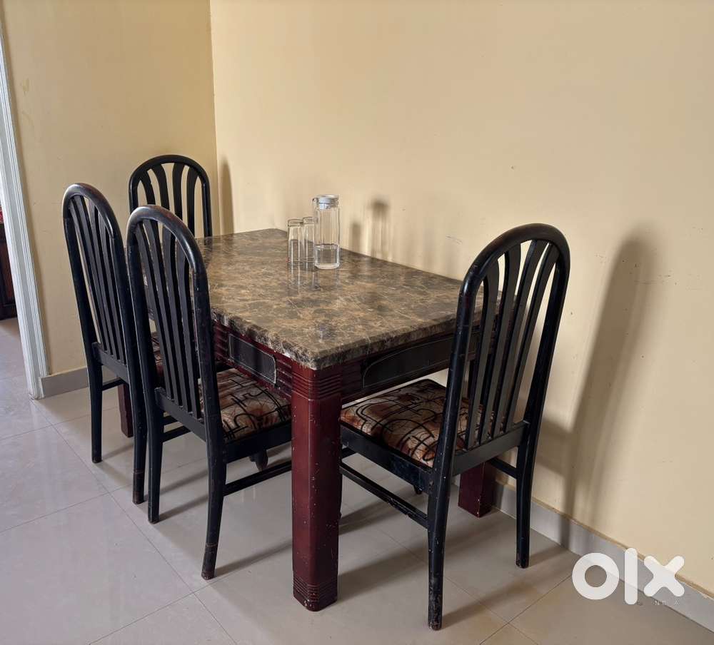 Dinning table in excellent condition