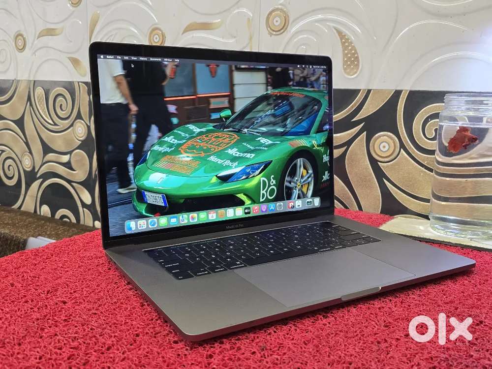 Apple Macbook Pro i9 16gb 512gb 5.5gb GRAPHICS 15inch Retina Touchbar