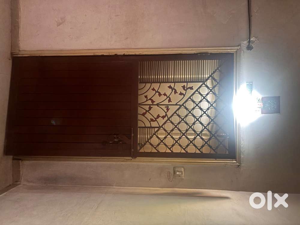 Corner building  ample space for parking   2 lifts