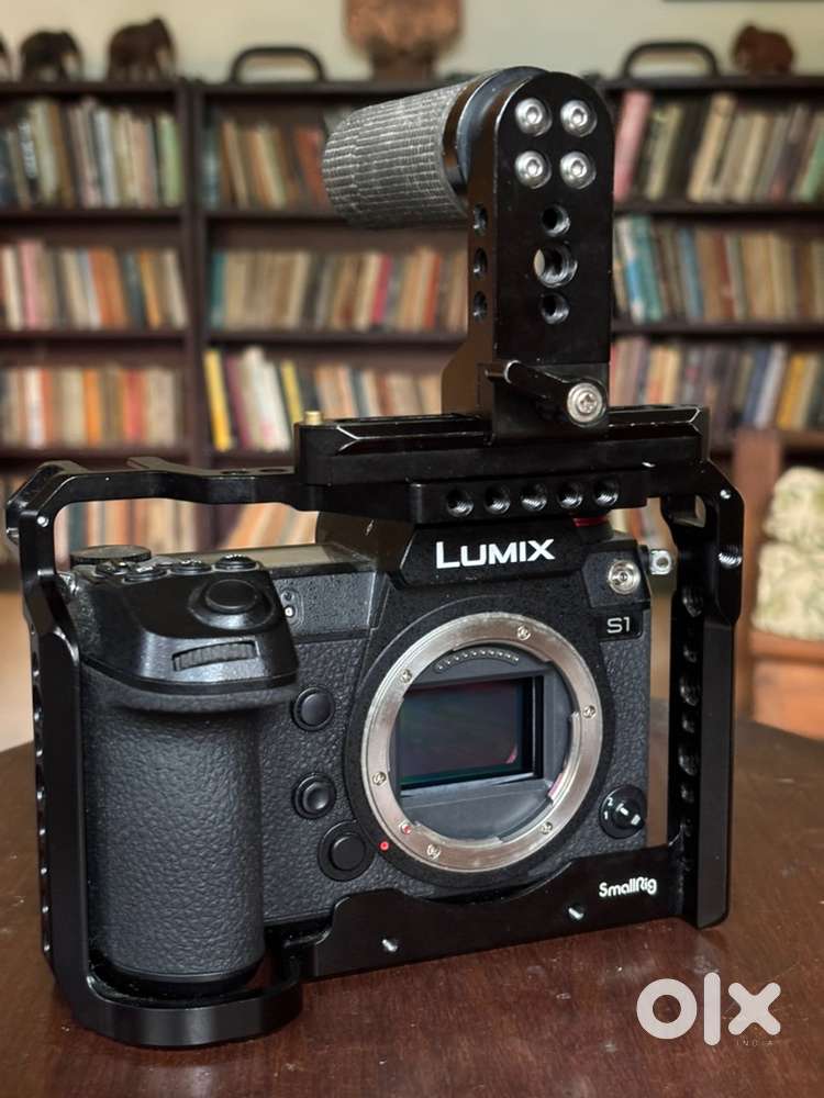 Lumix S1 + smallrig cage + handle + 128 GB CF card + SD card