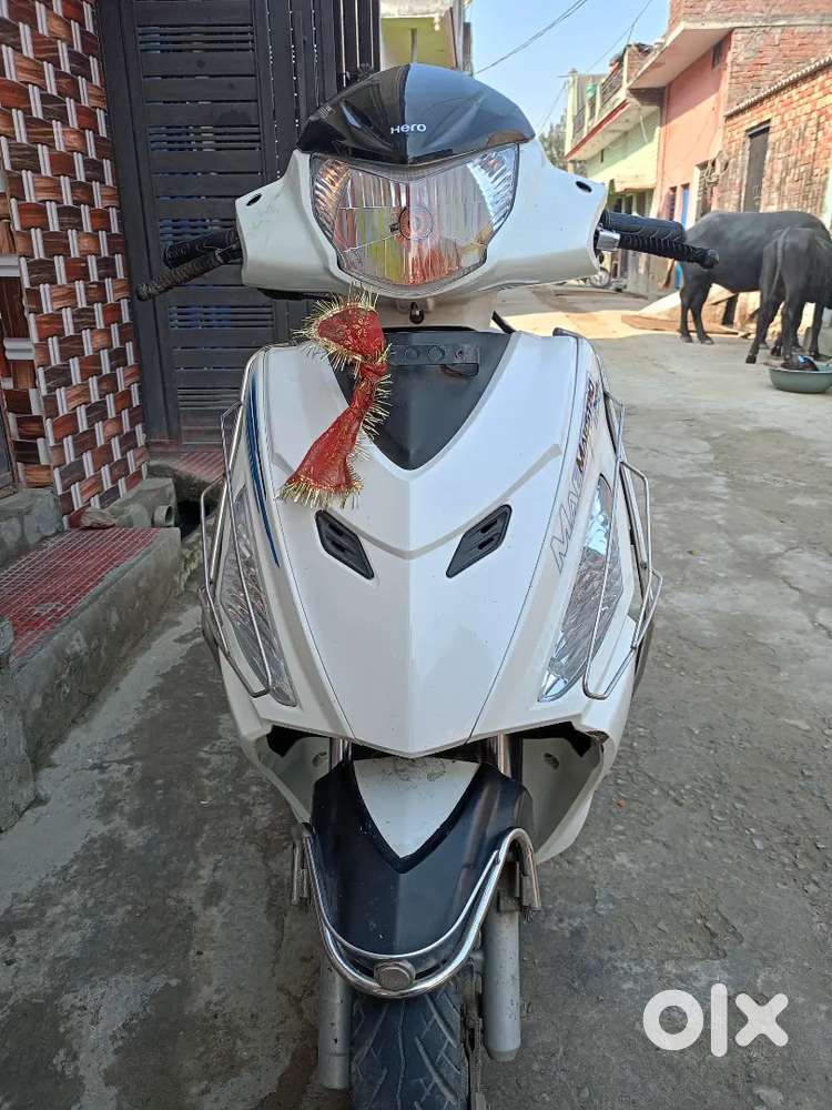 Ghar m space kam hai isi liye sale kr rhe hai well maintained hai