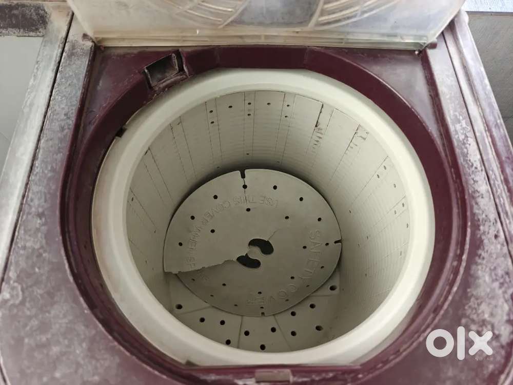 Lg 9.5 kg semi automatic machine.