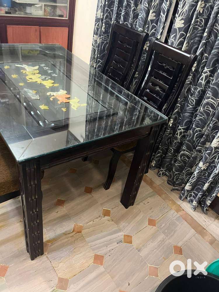 DINING TABLE WITH 4 CUSION CHAIRS 1YEAR OLD