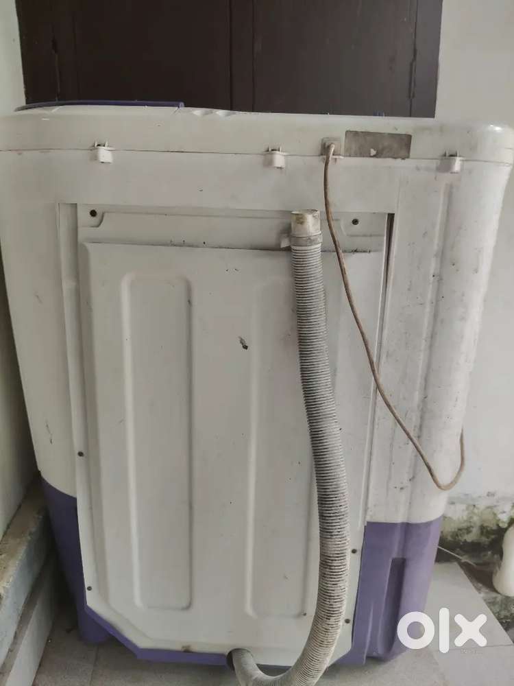 Whirlpool semi automatic washing machine ( good condition) for Rs.3000