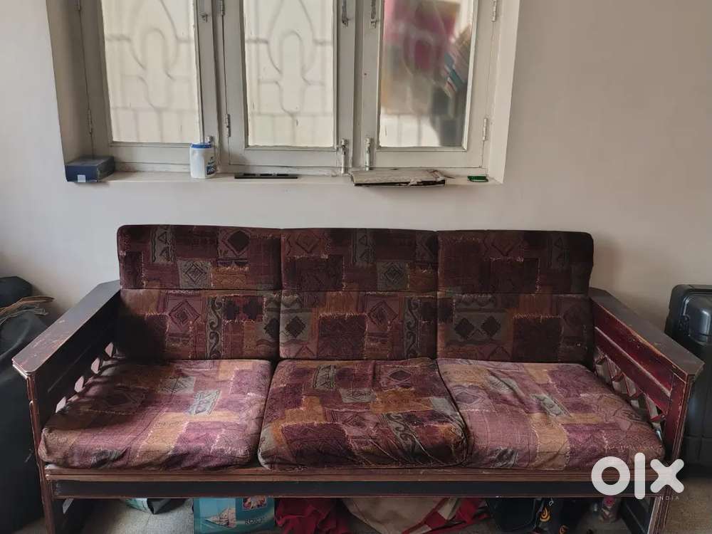 Sofa set made of sagwan wood