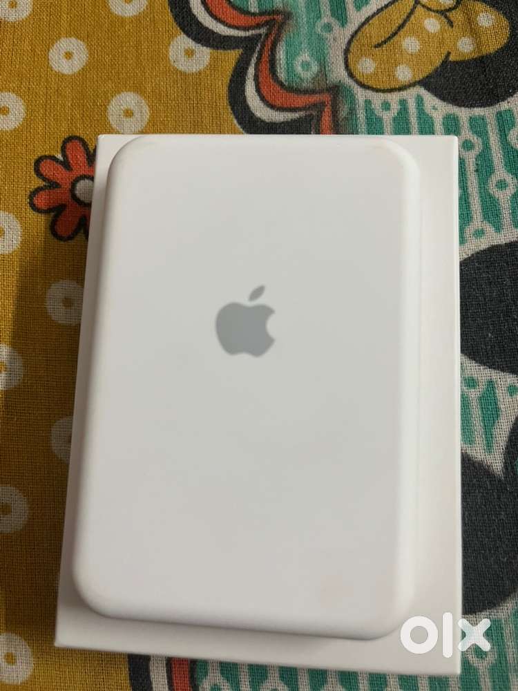 2 power banks , 1 / apple werless makefresh , 2 / Foxing power bank ..