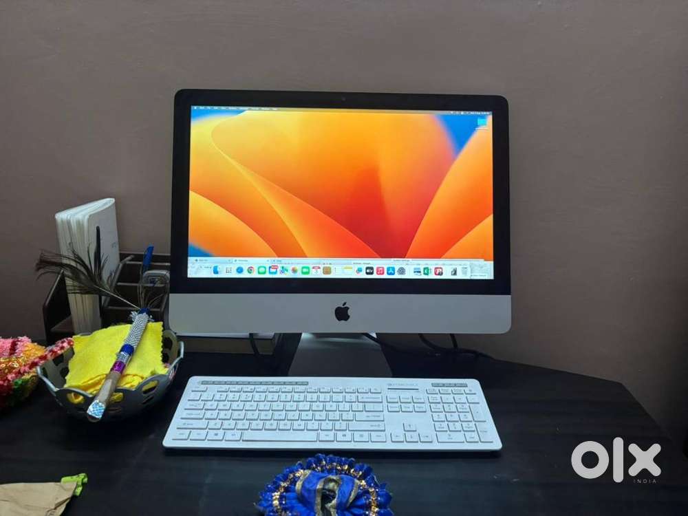 Apple imac desktop with wireless keyboard and mouse condition like new