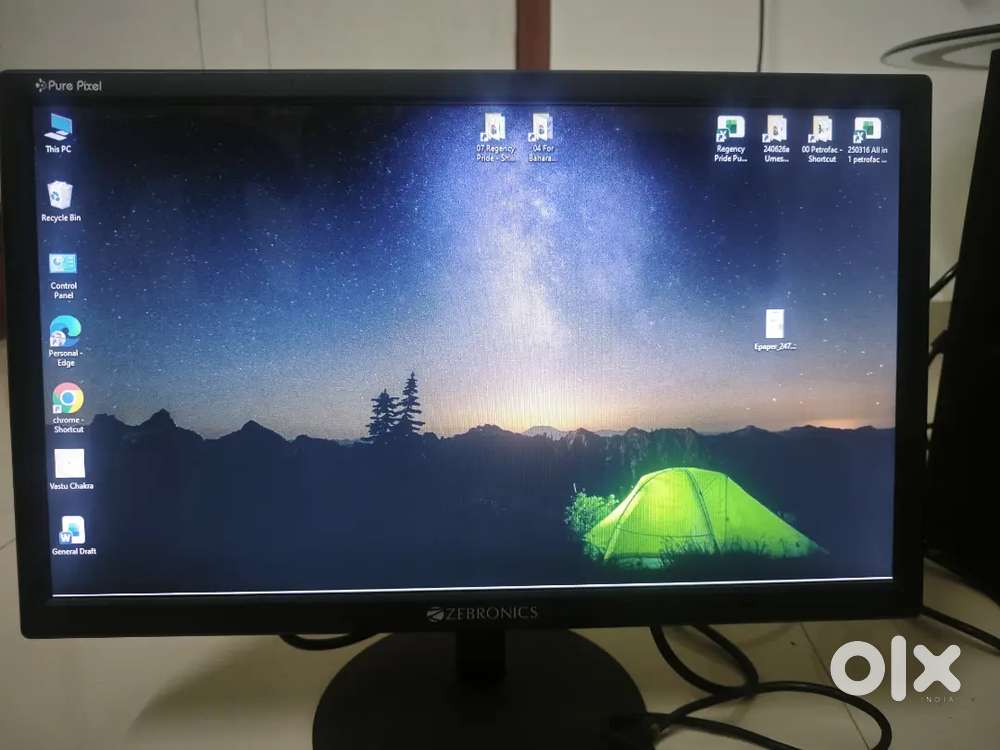 Desktop with Monitor, Mouse, keyboard and wifi dongle (working condi.)