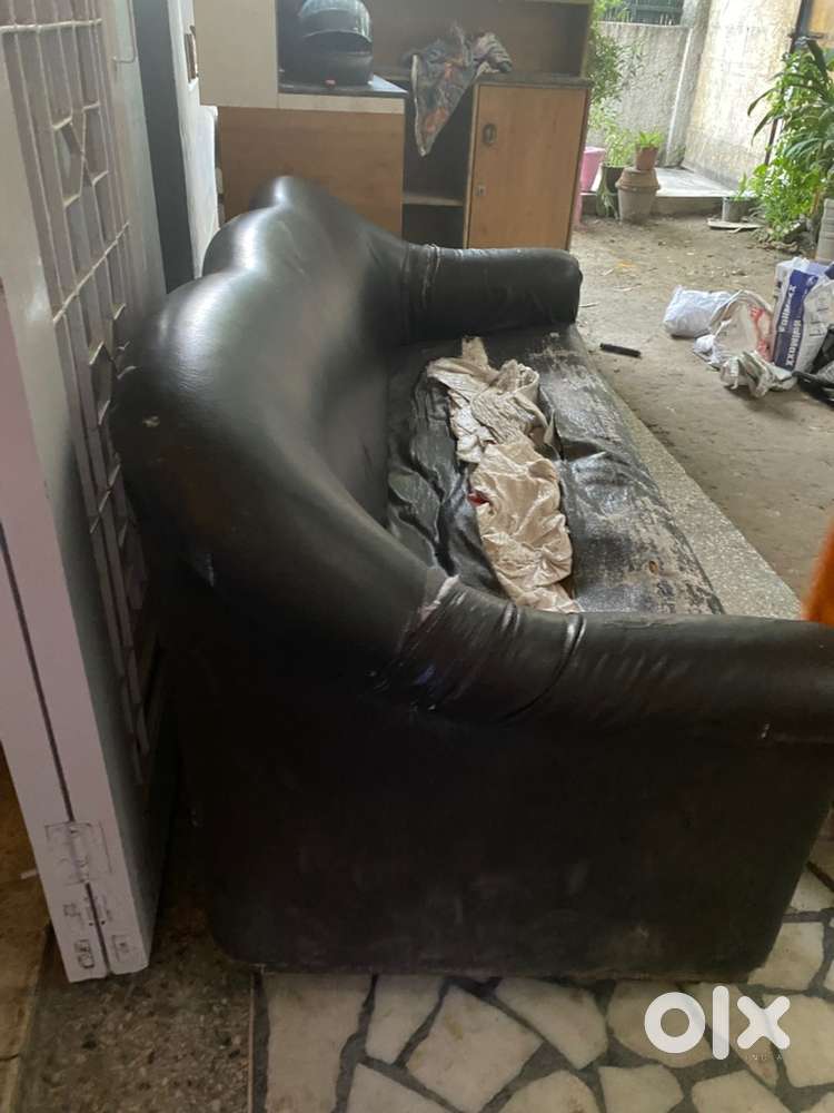 Movable Single leather sofa with wheels